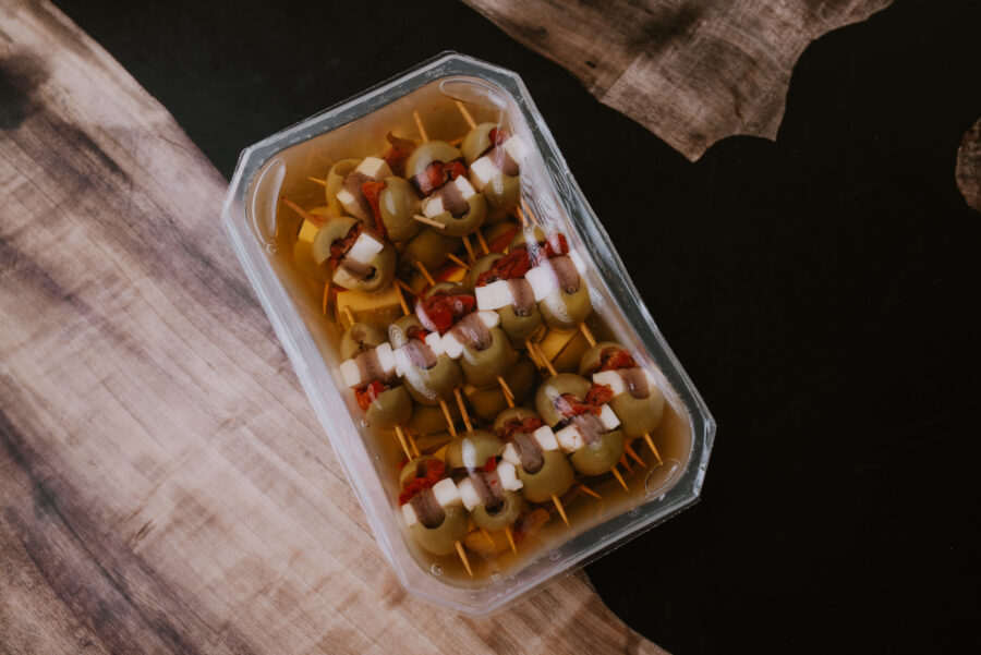 Aceituna Gordal, anchoa, tomate seco y Queso
