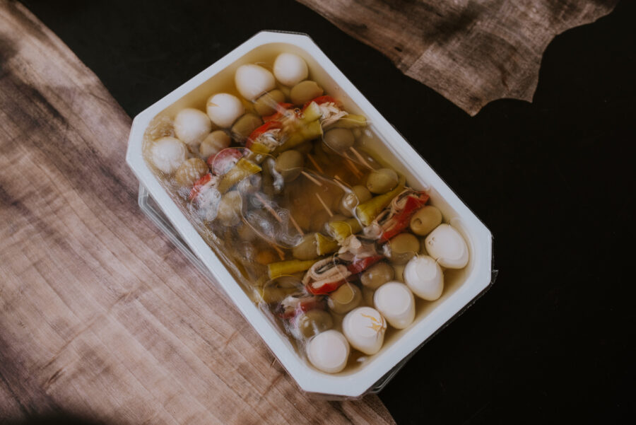 Pincho de Huevo codorniz, piparra, pimiento rojo, anchoa y aceitunas