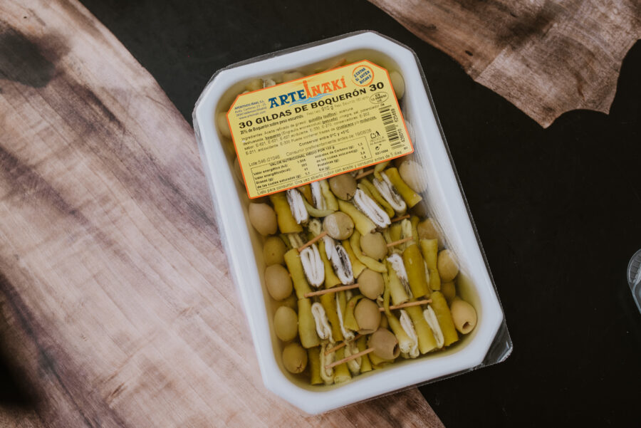Boquerón, piparra, aceitunas
