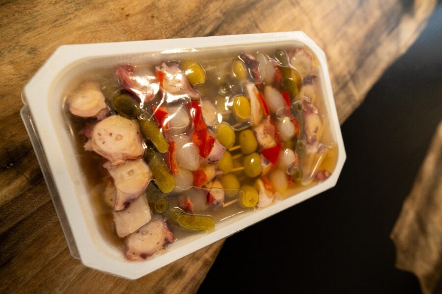 Doble Pulpo, cebollita, pimiento rojo, aceitunas y pepinillo.